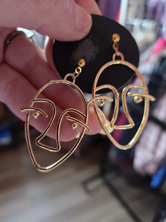 Jewelry - Gold Face Outline Drop Earrings - Minimalist Women’s Jewelry